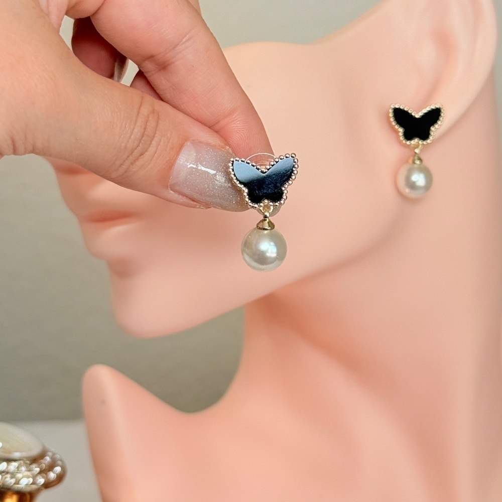 Elegant Black and Gold Butterfly Pearl Earrings - Picture 6 of 7